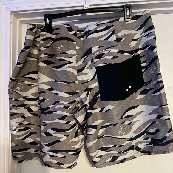 Men's Black and Gray Under Armour Swim Shorts NWOT size 46 waist - Picture 2 of 5